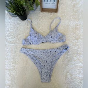 NWOT. Women’s cute floral bikini. Size Large.